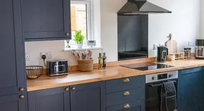 Cosy 2BR House - Space Centre - Free Parking - Image 5