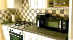 Impeccable 2-Bed Apartment in London - Image 3