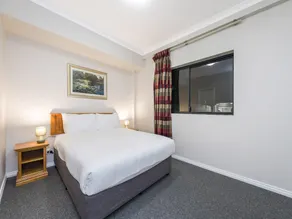 Central East Perth Flat with Pool  Gym Access - Image 2