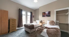 3 bedroom Shalom Sleeps 5 - Ideally Located in Hull- 2 Mins walk to Vibrant Newland Ave - Image 2