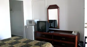 Golden West Motel - Image 5