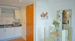 Elegant and Bright Seaside APT in Swansea Marina - Image 5