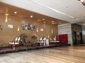 The Posh Hotel - Image 2