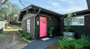 The Guava Door - Cheerful Mid-Century - big yard, free parking - Image 2