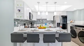 Fully Renovated 2BR and 2BA Near Waikiki Beach with Parking - Image 2