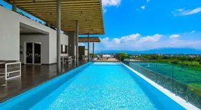 Modern condo with breathtaking views, infinity pool, and en suite bedrooms - Image 2