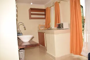 Beautiful 2-bedroom with secure/ free parking - Image 4