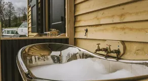 Island Hut - Outdoor bath tub, firepit and water equipment - Image 2