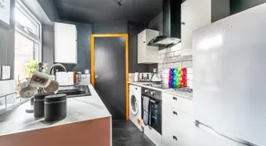 Hull 3 Bedrooms Garden Central House Sleeps 6 Hosanna MERCI Showy Cozy - Close to Princess Ave - Image 4