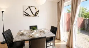 Charming House in Prime Location - Sleeps 7 - Free Parking, Fast WiFi, Smart TV with Netflix and Virgin TV by Yoko Property - Image 2