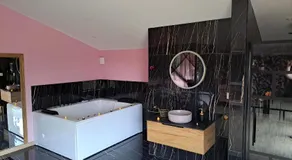 Suite romantique avec jaccuzi privé - La suite d'Élise - Image 3