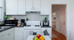 Spacious 3BR Near NYC and MetLife with 5 Beds and 2 Parking - Image 5
