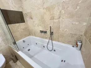 Riverside O2 Arena Retreat With Bath Jacuzzi - Image 4