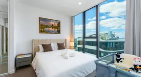 Spacious 4BR penthouse in Box Hill Free parking - Image 2