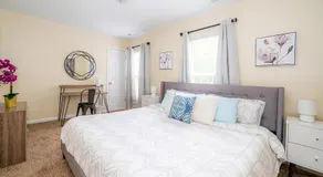 Serine Space - Townhome - King Bed - Duke - Long Term Stays - Image 2