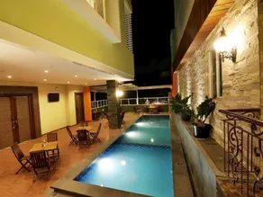 Pose In Hotel Solo - Image 3