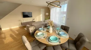 Exklusive 3-Zimmer Luxus-Maisonette mit 2 Parkplätzen l Family Friendly l Netflix l Zentrale Lage l 100qm2 l Nähe Frankfurt Flughafen, Wiesbaden und Mainz - Image 3