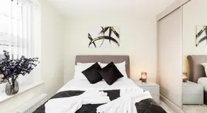 4 Bed Business Stay in Warwick Office & Garden - Image 2