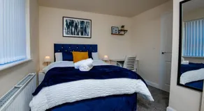 Luxury 5BDR with City Access, Free Parking and Wi-Fi - Image 2