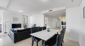 Skyport Retreat 3 Bed w 2 Parking Airport - Image 3