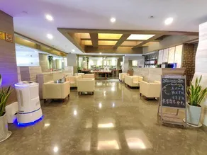 Phoenix Jinghua Hotel - Image 3