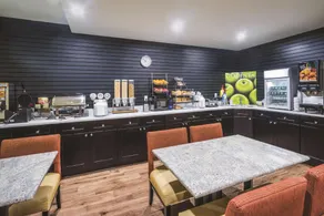 La Quinta Inn & Suites by Wyndham Brooklyn Central - Image 4