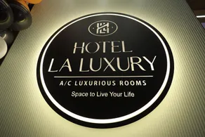 HOTEL LA LUXURY - Image 1