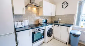 Trendy New Cosy 1BR Near Lively City Road Strip - Image 2
