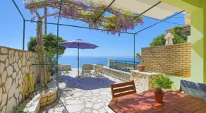 Kaminaki Beachfront Apartments - Image 4