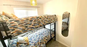 4 Bed House with Driveway Parking for 2 Cars - Rugby - Sleeps 10! Perfect for groups! - Image 5