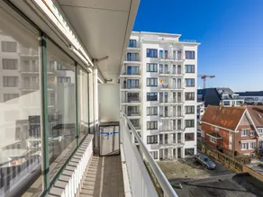 Modern, renovated studio with open views. - Image 4