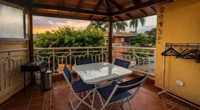Cozy house with pool and club-style balcony - Image 4