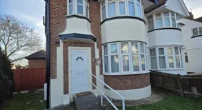 Luxury One Bedroom En-suite with Free Parking - Image 4
