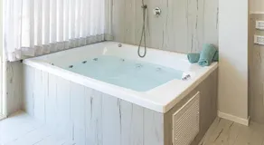 בית חוף מושלם עם גקוזי ומרפסת - Beachside Bliss W jacuzzi - Image 4