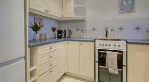Stamford Central 2-Bed House with Free Parking - Image 3