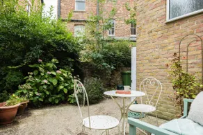The Walton Gardens - Peaceful & Central 2BDR with Garden - Image 3