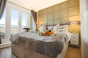Luxury 5 Bedroom 3 Bathroom House - Smart TVs with Sky and Netflix, Super Fast WiFi, Free Parking by Yoko Property - Image 2