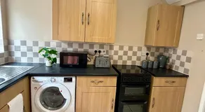 The Olive House - 4 Bedroom, Sleeps 8, Contractors Welcome - Image 2