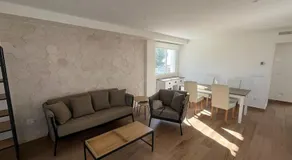 Luxury renovated 2-bedroom apartment with pool - Image 2