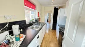 SPACIOUS 3 BEDROOM HOUSE WITH FREE STREET PARKING and WIFI IDEAL FOR CONTRACTORS by NORTH WEST ACCOMMODATION - Image 2