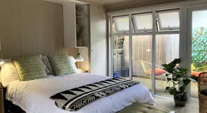Cabin Retreat in the heart of Warwick. - Image 2