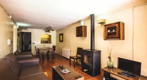 Smukt dekoreret hus med en stor pool og grill - Image 2