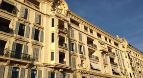 GRAND HÔTEL Golden Square 3 min to Beach Green Corridor View AC - Image 4