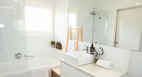 Beachside Getaway Bay Views North Shore VIC Sleeps 12 Free Wifi - Image 2