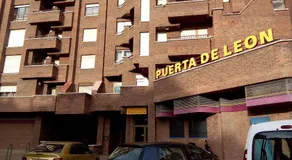 Apartamentos Turisticos Puerta de León - Image 2