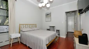 Cozy Studio Near Central Park - Image 2