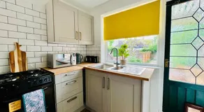 Beach Vibes in Southend-On-Sea by Artisan Stays I Free Parking - Image 5