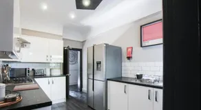 Parkside View Wallasey 5 bedroom 5 bathroom with on-street parking ideal for Groups Families or Contractors with vans by Rework Accommodation - Image 5