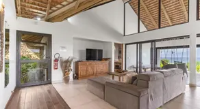 Coastal Bliss: 1BR Bungalow by the Sea in Moorea - Image 5