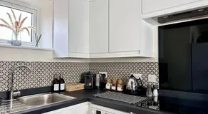 New studio apartment - minutes walk to Cathedral - Image 5